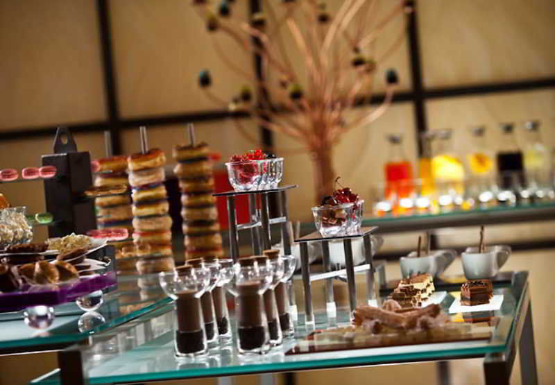 Courtyard By Marriott Doha City Center Экстерьер фото